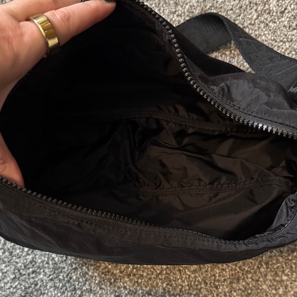 Baggu Black Medium Crescent Crossbody Bag w/ Embroidery UA Exclusive Rosette GUC - Picture 4 of 5